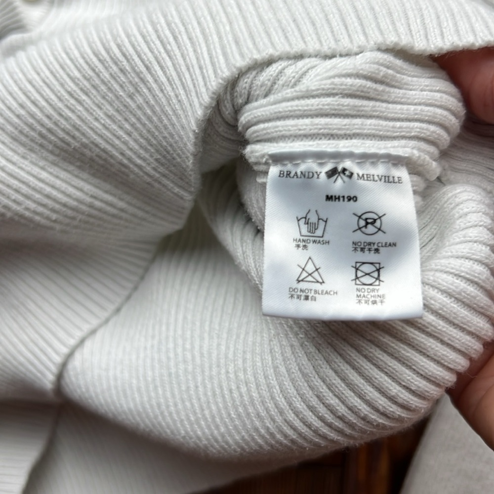 Brandy Melville Lomg Sleeve Cropped shirt - Picture 3 of 7